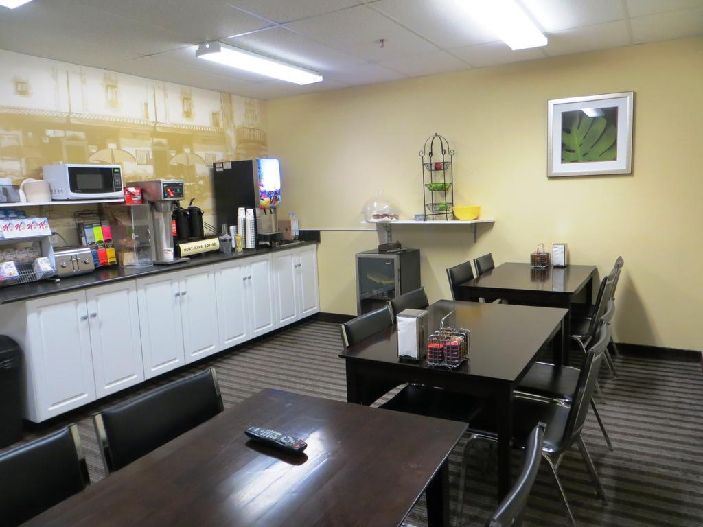 Super 8 By Wyndham Near Downtown Hotel Saskatoon