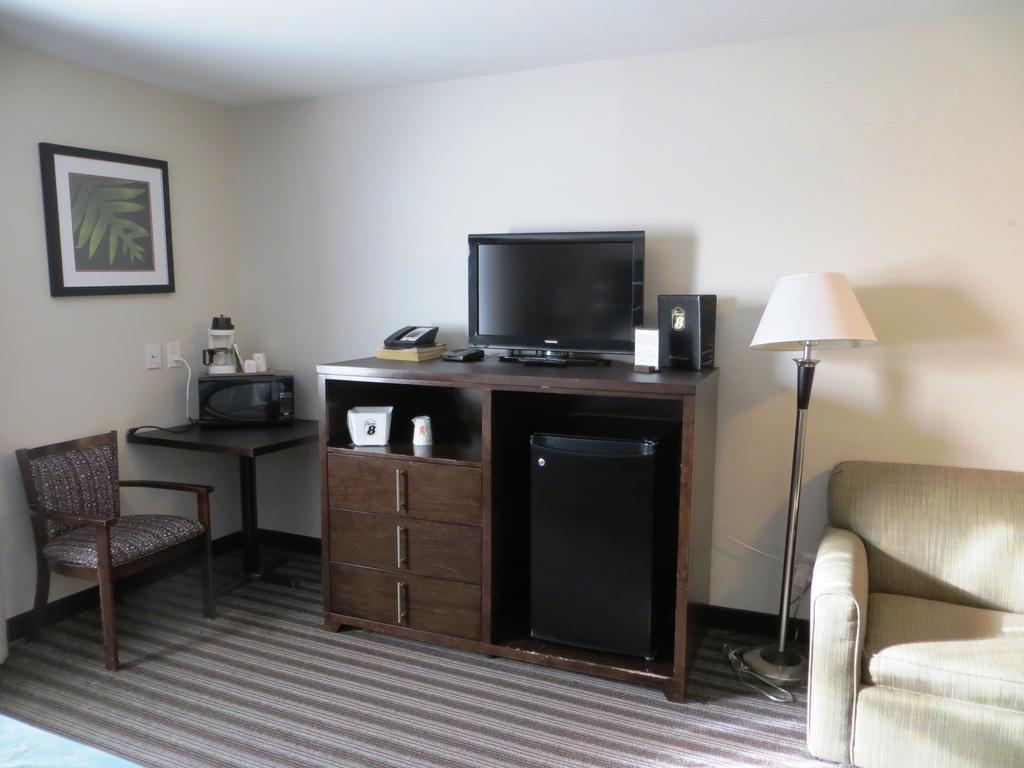 Super 8 By Wyndham Near Downtown Hotel