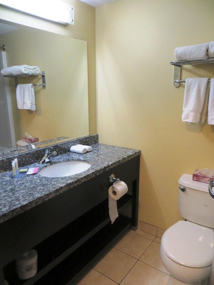 Super 8 By Wyndham Near Downtown Hotel Saskatoon